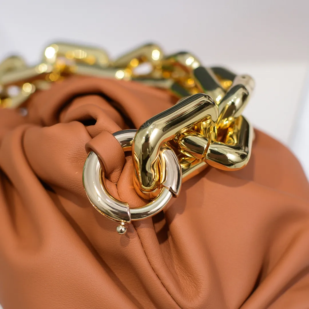 2020 new products will continue to upgrade the cloud bag to the вoттega veneтa chain cloud bag. It is still developed with imported original leather as standard. This hardware chain needs to be light on the upper body and can only be made of all-steel material. It is made of hollowed metal. You don’t have to worry about its weight. Major celebrity fashion bloggers have used it to attend fashion shows. Who can resist the charm of this large gold chain [smile] Style number: 6708# Size: 30*16*12
